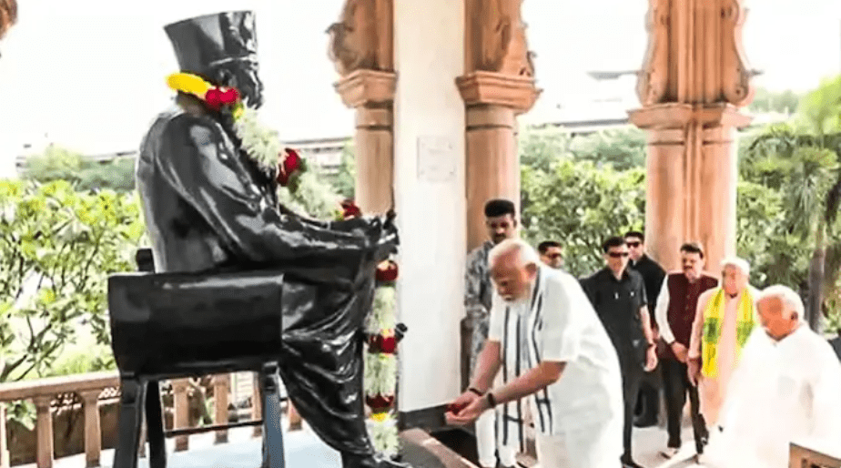 PM pays tribute to RSS founders in Nagpur