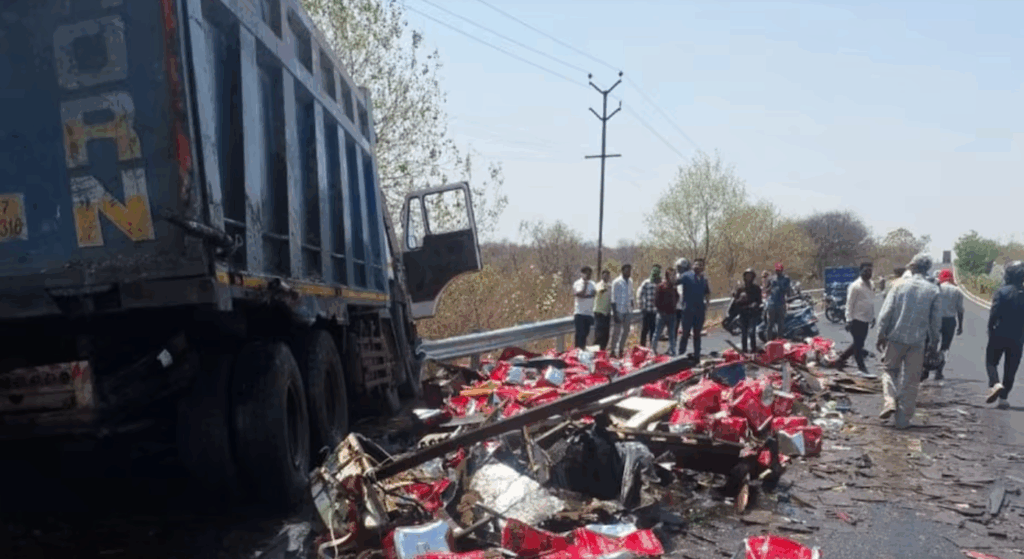 Truck Accident & Oil Looting" – भोपाल में सरसों तेल से भरे ट्रक के पलटते ही शुरू हुई लूट, घायल क्लीनर की मौत पर किसी ने ध्यान नहीं दिया