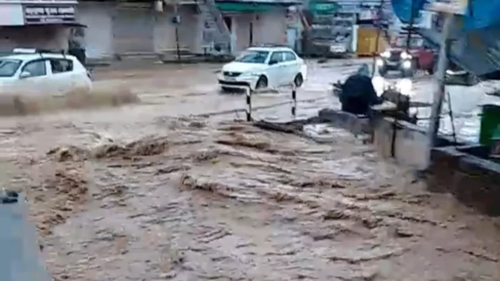 Uttarakhand में बारिश ने मचाई तबाही: देहरादून में मकान ढहे, लोगों के घरों में घुसा मलबा और पानी