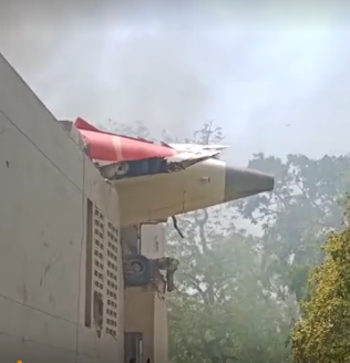 Ahmedabad Plane Crash : पायलट का आखिरी संदेश – "प्लेन उठ नहीं रहा, हम शायद बच न पाएं"