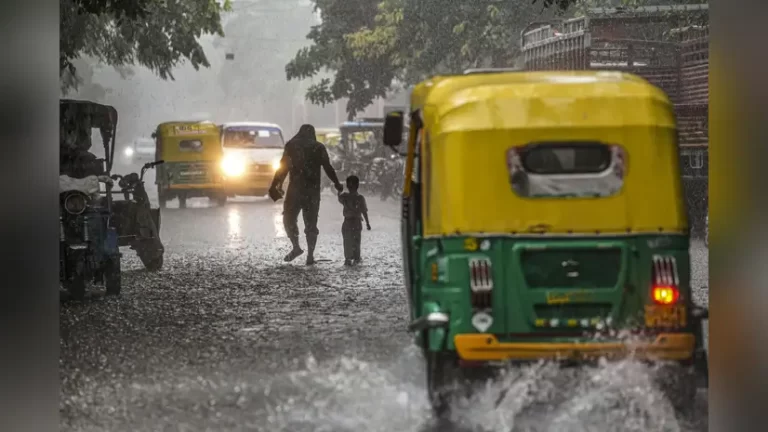 Delhi-NCR में बारिश का कहर: सड़कों पर तैरती गाड़ियां, नागपुर-रुद्रप्रयाग में भी बर्बादी का मंजर