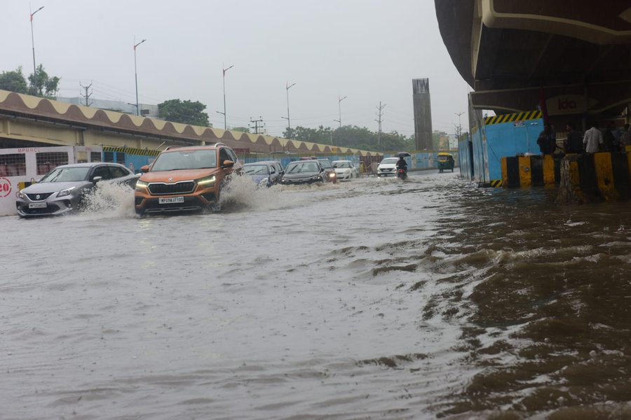 Heavy Rain Alert MP, Madhya Pradesh Barish Update, भोपाल बारिश न्यूज़, नर्मदा नदी उफान, MP Rain School Holiday, नीमच हाईवे बंद, MP Rainfall July 2025, देश हरपल बारिश अपडेट