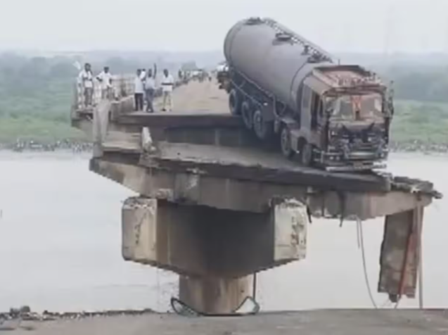 Vadodara में बड़ा हादसा: महिसागर नदी पर पुल टूटा, कई वाहन नदी में गिरे