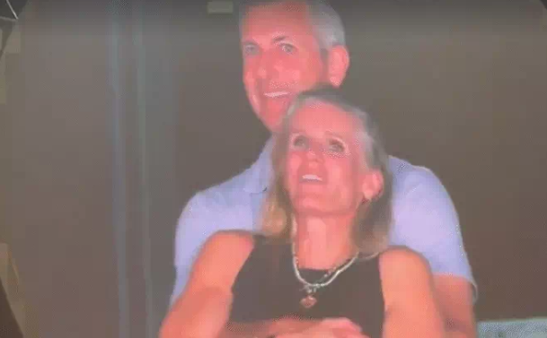 Coldplay Concert में महिला कलीग के साथ नजर आए Astronomer के CEO Andy Byers