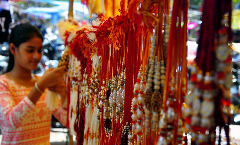 Rakhi Business 2025, Bhopal Rakhi Market, Indore Handmade Rakhi, Chinese Rakhi Impact, MP Local Business, राखी व्यापार मध्यप्रदेश, चाइनीज राखी बनाम देसी, ग्रामीण राखी बाजार, इंदौर राखी सेल