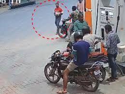 Indore में हेलमेट नहीं पहनने पर नहीं मिला पेट्रोल, युवकों ने फेंकी जलती माचिस, निकाला चाकू