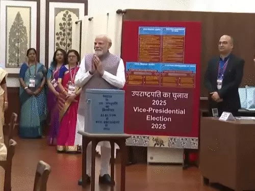 Vice President Election 2025: मतदान जारी, राधाकृष्णन बनाम रेड्डी; मोदी ने डाला पहला वोट