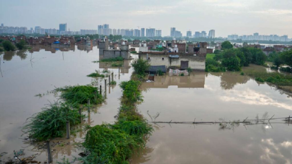 Delhi NCR Floods: Noida डूबा, Rajasthan-Ajmer में तालाब टूटा, Punjab में 43 मौतें