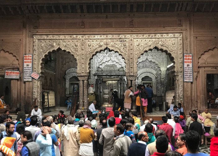 Vrindavan के बांके बिहारी मंदिर में परंपरा टूटी, हलवाई का वेतन न मिलने से ठाकुर जी का भोग नहीं बन पाया