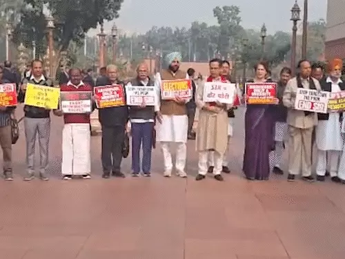 LOK SABHA में जोरदार हंगामा: विपक्ष वेल में उतरा, खड़गे बोले— लोकतंत्र बचाना जरूरी