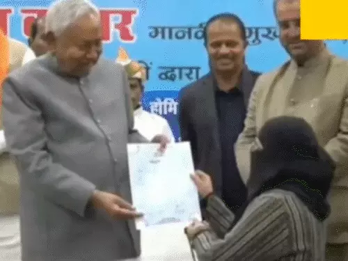 Javed Akhtar का नीतीश सरकार पर हमला, बोले– बिना शर्त माफी मांगें