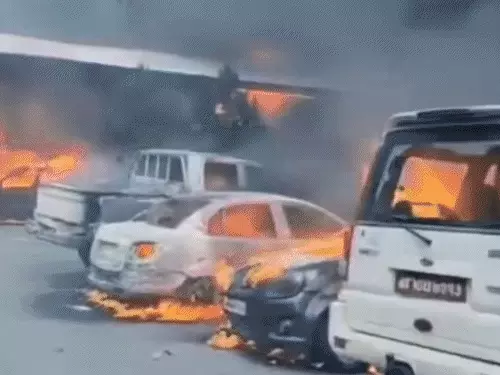 Mexico में ड्रग माफिया सरगना की मौत के बाद भड़की हिंसा: 25 सैनिकों समेत 32 की मौत, 20 बैंक फूंके