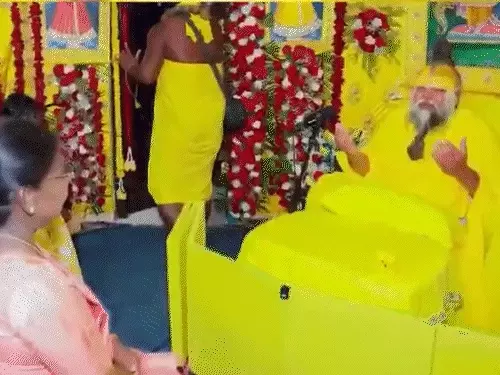 राष्ट्रपति Droupadi Murmu ने वृंदावन में संत प्रेमानंद से की मुलाकात, हाथ जोड़कर लिया आशीर्वाद