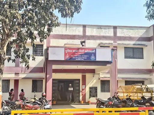 खंडवा में बैंक के कब्जे वाले मकान में घुसा परिवार, 4 पर केस दर्ज