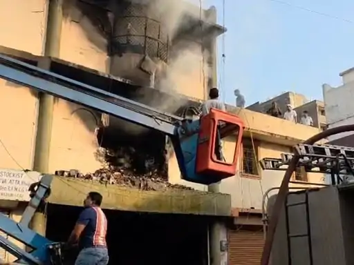 बिलासपुर में भीषण आग: माचिस गोदाम में शॉर्ट सर्किट से लगी आग, लाखों का सामान जलकर खाक