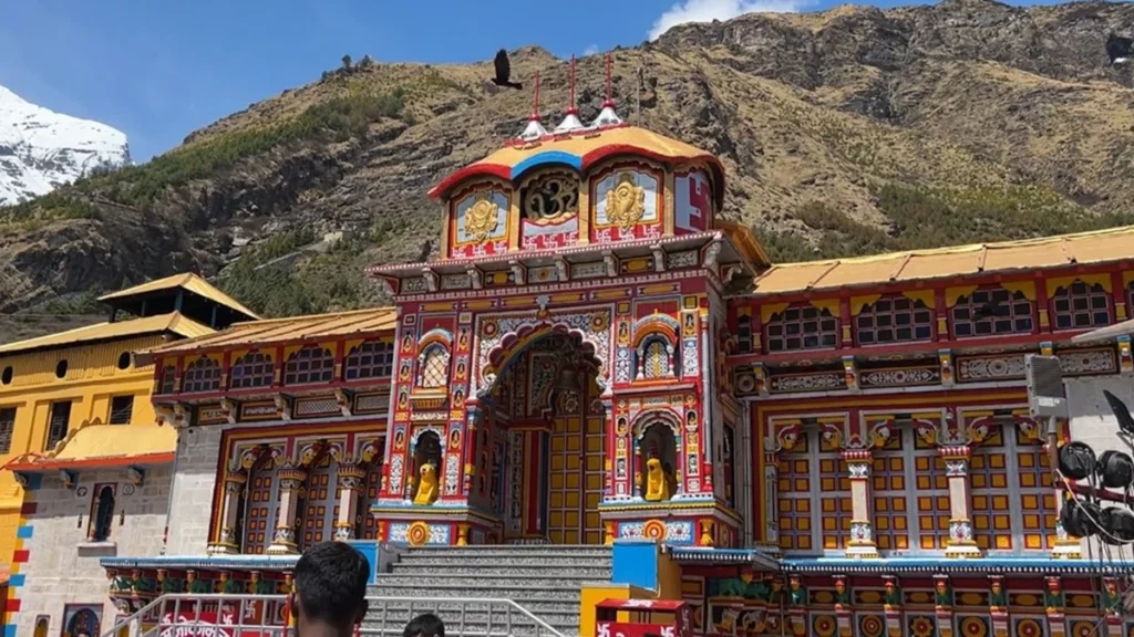 कपाट खुलने से पहले Badrinath धाम का मनमोहक माहौल, बर्फीली वादियों में दिखी भक्ति की रौनक