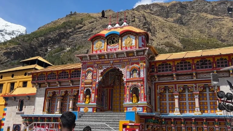 कपाट खुलने से पहले Badrinath धाम का मनमोहक माहौल, बर्फीली वादियों में दिखी भक्ति की रौनक
