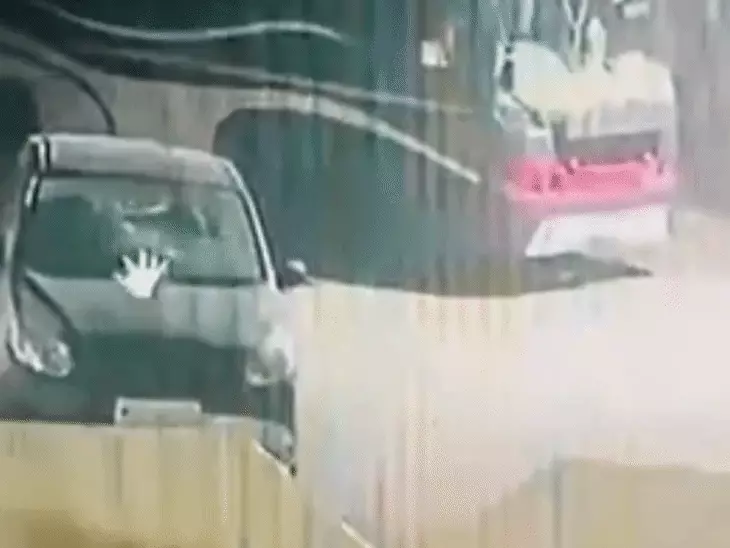 उज्जैन में बदमाशों के हौसले बुलंद, घर के बाहर खड़ी कार को बनाया निशाना