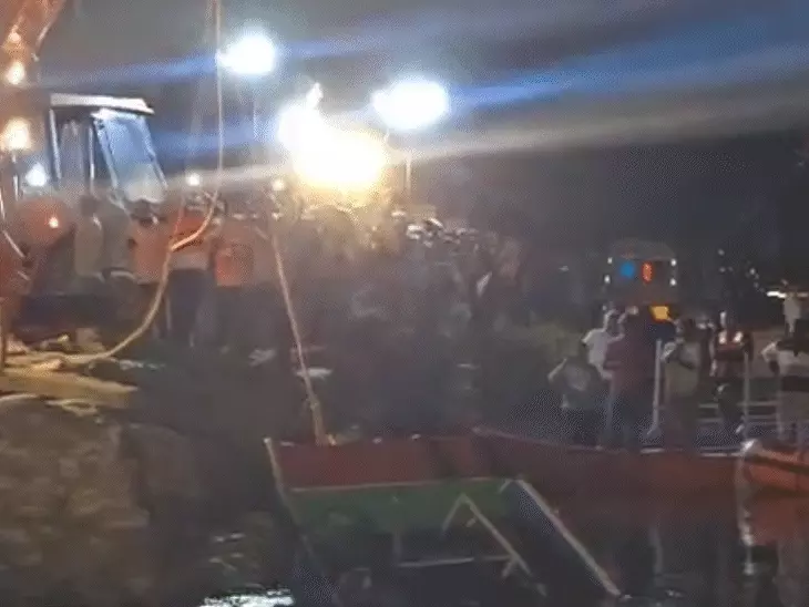 Vrindavan Accident यमुना में डूबी नाव, भजन से मची चीख-पुकार, 11 की मौत
