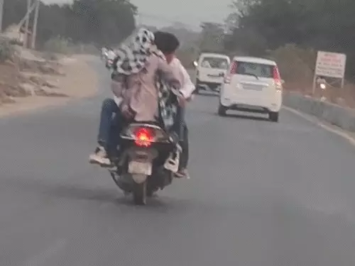 बिलासपुर हाईवे पर चलती स्कूटी में रोमांस का वीडियो वायरल