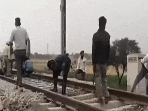 Punjab में Railway Track पर धमाका, पटरी टूटी: मालगाड़ी के झटके से खुलासा, विस्फोटक लगाने वाले के उड़े चिथड़े