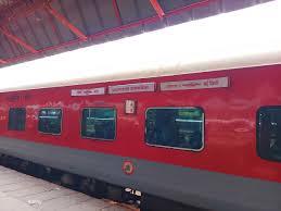 Prayagraj Train Accident: कालका मेल से उतरे यात्रियों को पीछे से आई पुरुषोत्तम एक्सप्रेस ने कुचला, 5 की मौत