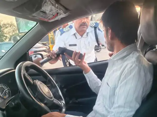 ड्राइविंग के दौरान मोबाइल इस्तेमाल पर सख्ती, 118 चालान और 72 लाइसेंस निलंबित