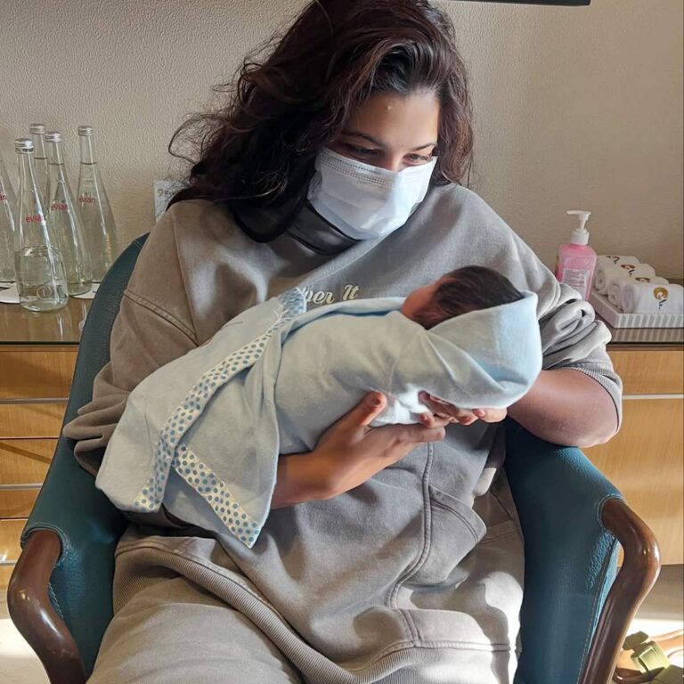 Sonam Kapoor के बेटे की पहली झलक: मौसी रिया की गोद में दिखी मासूम क्यूटनेस