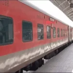 कन्फर्म टिकट के बावजूद नहीं मिला कोच, बुजुर्गों को टॉयलेट के पास बैठकर करना पड़ा सफर; आयोग ने रेलवे को ठहराया दोषी