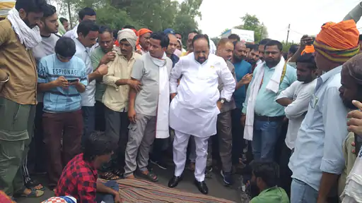 सागर में युवक की मौत के बाद चक्काजाम: सड़क पर शव रखकर बैठे ग्रामीण, 3 घंटे तक लगा जाम