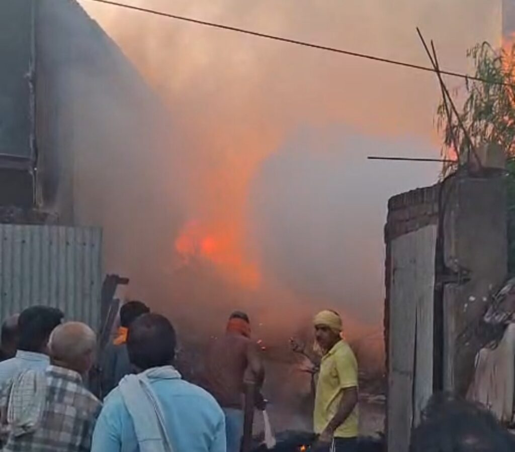 Gwalior Fire News: फोम गोदाम में भीषण आग, तपिश से जिम की मशीनें पिघलीं