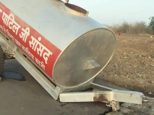 खंडवा में सांसद-विधायक के दिए पानी टैंकर बने मुसीबत, 4 महीने में ही टूटा टैंकर
