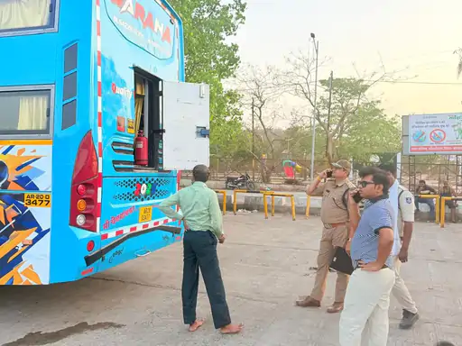 ओंकारेश्वर में RTO और ट्रैफिक पुलिस की बड़ी कार्रवाई, 13 यात्री बसों पर जुर्माना; 4 ऑटो जब्त