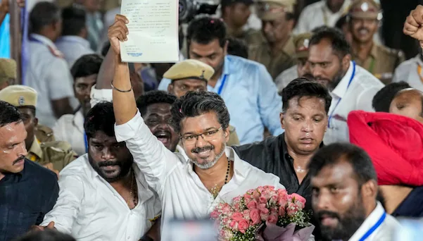 'DMK-AIADMK ने सरकार बनाई तो हमारे सारे MLAs देंगे इस्तीफा', विजय की पार्टी की धमकी