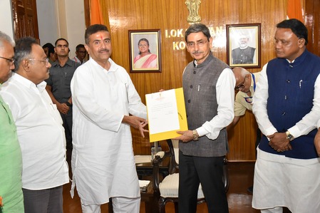 सुवेंदु अधिकारी होंगे बंगाल के नए CM, राज्यपाल से मिलकर पेश किया सरकार बनाने का दावा
