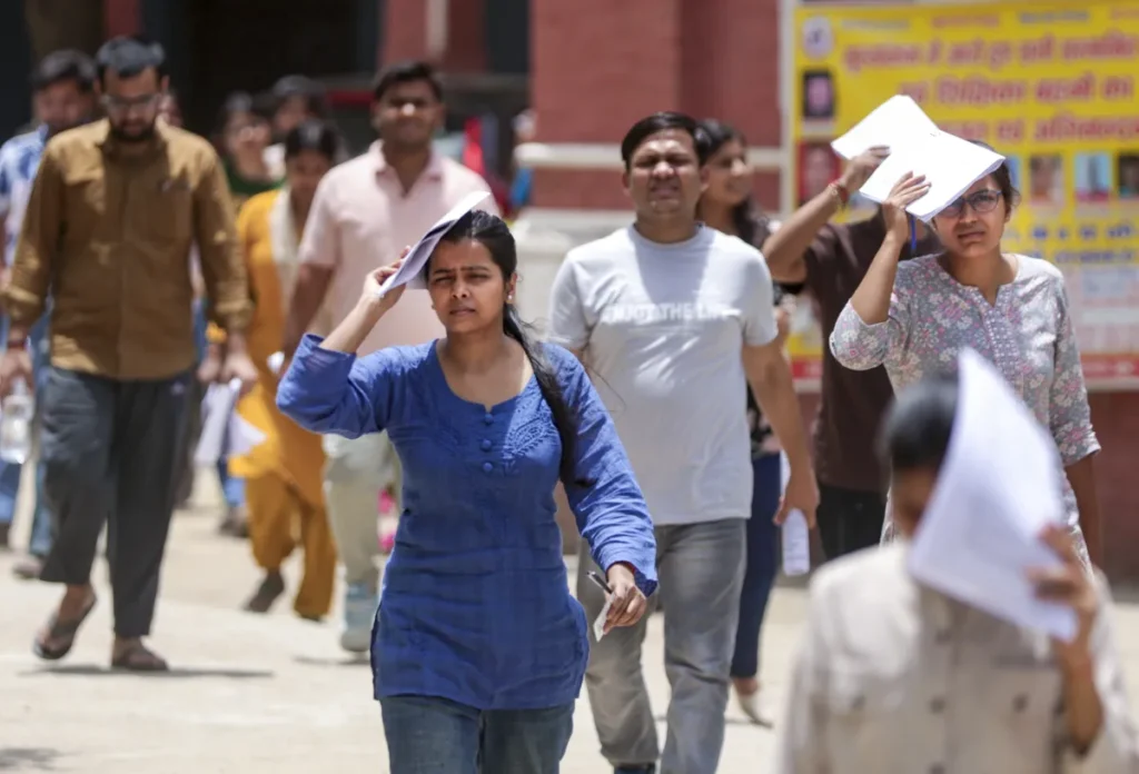 प्रयागराज में SSC परीक्षा विवाद: सर्वर फेल होने पर छात्रों का हंगामा, हाईवे जाम और तोड़फोड़
