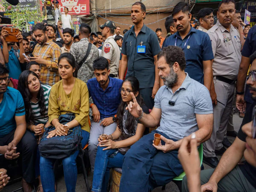 Education Row: CBSE छात्रों से मिले Rahul Gandhi, OSM विवाद पर केंद्र सरकार को घेरा
