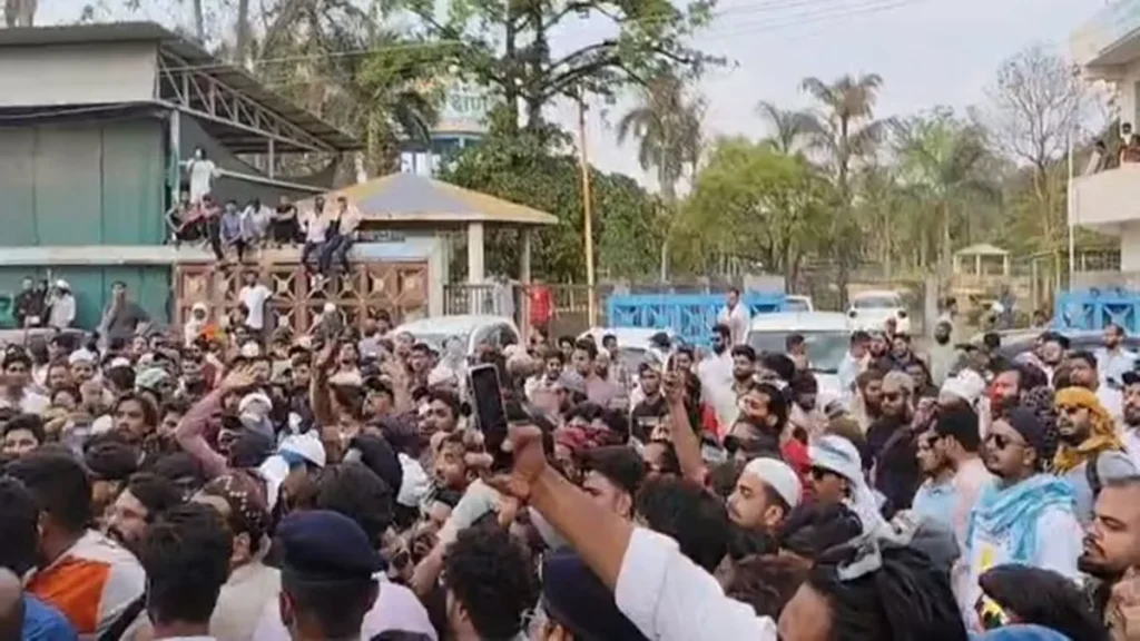 Bhopal में युवक से मारपीट के बाद तनाव: ताजुल मस्जिद के बाहर देर रात हंगामा, पुलिस ने संभाला मोर्चा