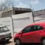 भोपाल में अजीब निर्माण: शौचालय के सामने ही खड़ी कर दी दीवार, उपयोग से पहले ही बेकार