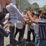 उज्जैन यूनिवर्सिटी में सॉल्वर कांड पर बवाल: NSUI का प्रदर्शन, कुलगुरु का पुतला जलाने की कोशिश