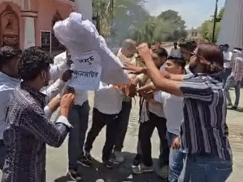 उज्जैन यूनिवर्सिटी में सॉल्वर कांड पर बवाल: NSUI का प्रदर्शन, कुलगुरु का पुतला जलाने की कोशिश