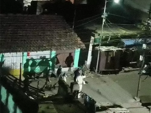 Asansol में लाउडस्पीकर विवाद पर बवाल, पुलिस चौकी में तोड़फोड़ और पथराव
