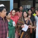 बिलासपुर में गैस एजेंसी पर कालाबाजारी का आरोप, उपभोक्ताओं ने किया हंगामा