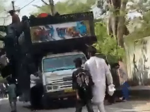 बिलासपुर में उर्स के दौरान थाने के सामने मारपीट, चाकू-डंडे लेकर दौड़ाए युवक; VIDEO वायरल