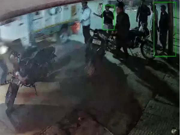 ग्वालियर में खाना नहीं देने पर होटल संचालक पर फायरिंग: बदमाशों ने की तोड़फोड़, CCTV में कैद वारदात