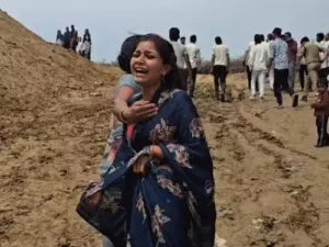 UP में निर्माणाधीन पुल का स्लैब गिरा, 6 मजदूरों की मौत, आंधी-बारिश बनी हादसे की वजह