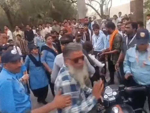 इंदौर में सिस्टम की संवेदनहीनता: युवक के शव को बाइक पर लेकर 9 घंटे भटकते रहे परिजन