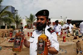 कर्ज से परेशान Pakistan ने बदली नीति, Liquor Export शुरू, मचा विवाद
