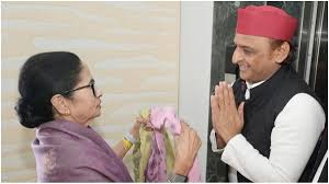 Mamata-Akhilesh Meet में दिखी गर्मजोशी, गेट पर रिसीव करने पहुंचीं दीदी