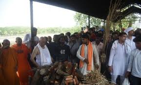 भावुक विदाई में Arvind Singh Bisht ने Prateek Yadav को दी मुखाग्नि, Akhilesh Yadav भी पहुंचे